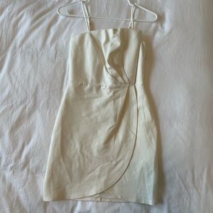 Lulu’s white dress
